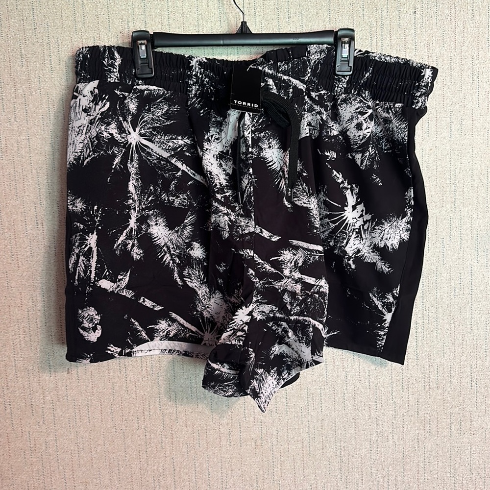 TORRID LOVESICK COLOR BLOCK PULL-ON SHORTS: STRETCH WOVEN: PALMS BLACK: NWT:SZ 3